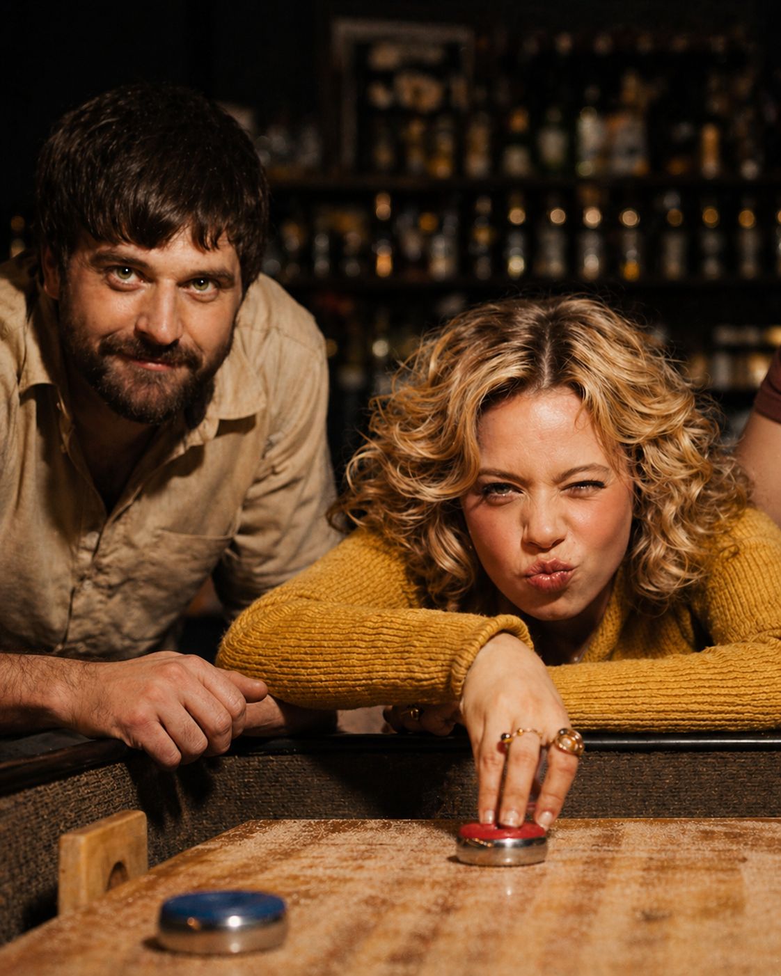 Vänner spelar shuffleboard på Desperados